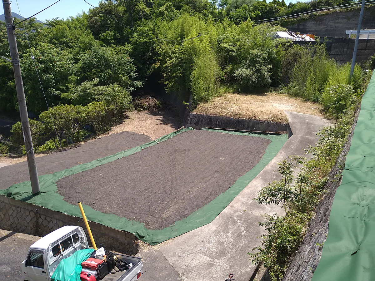 施工後：同じ敷地に防草シートを張り、砂利を敷いた状態